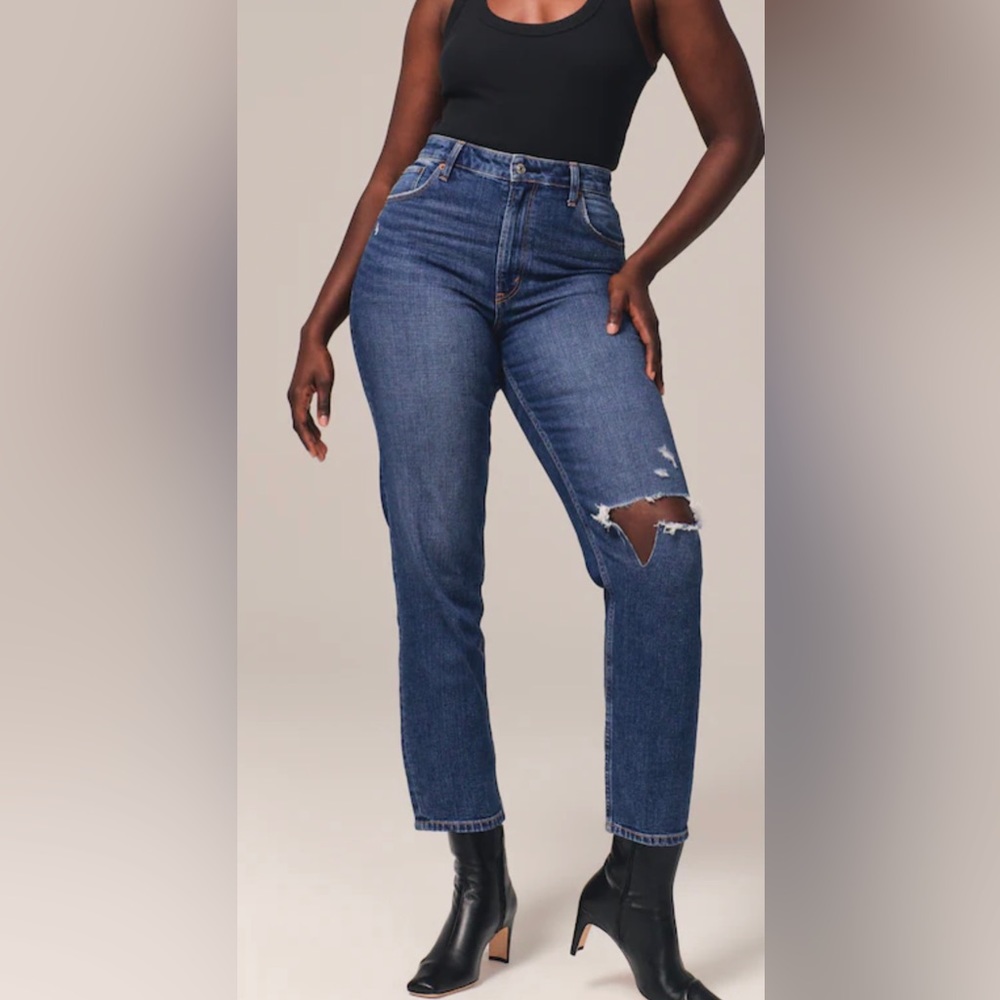 Curve love high rise American eagle mom jeans.
